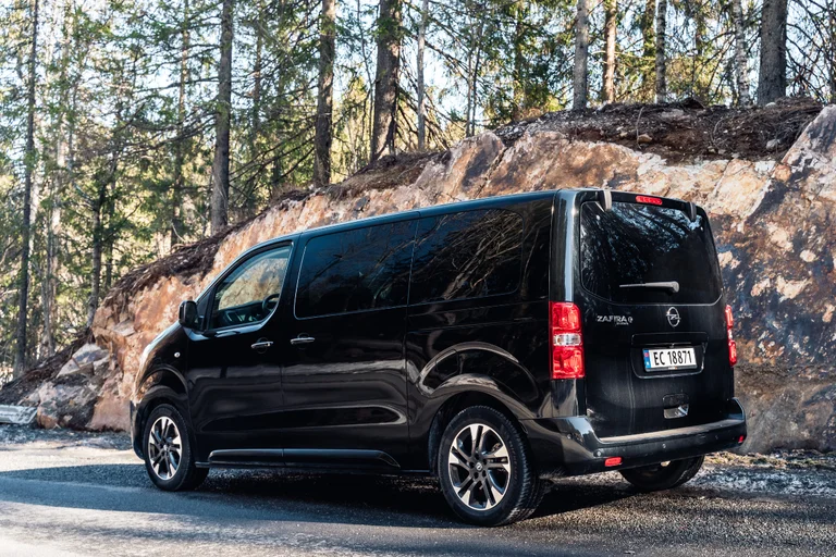 Svart Opel Zafira-e Life sett bakfra parkert.