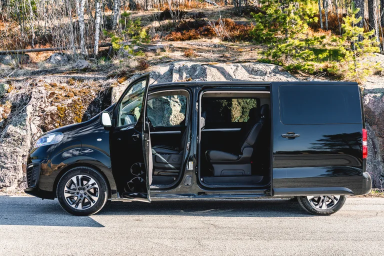 Zafira-e i svart metallic sett fra siden med åpne dører.