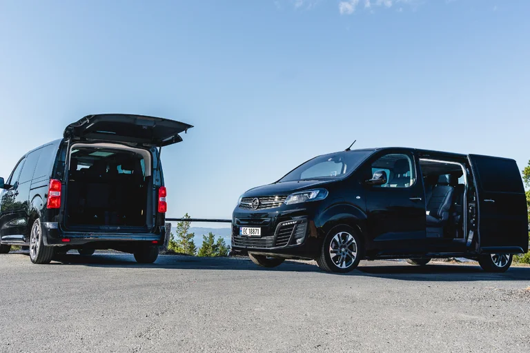 Opel Zafira-e med åpent bagasjerom og sidedører.