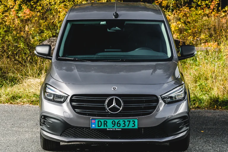 Citan 112 varebil fra Mercedes-Benz i grå metallic.