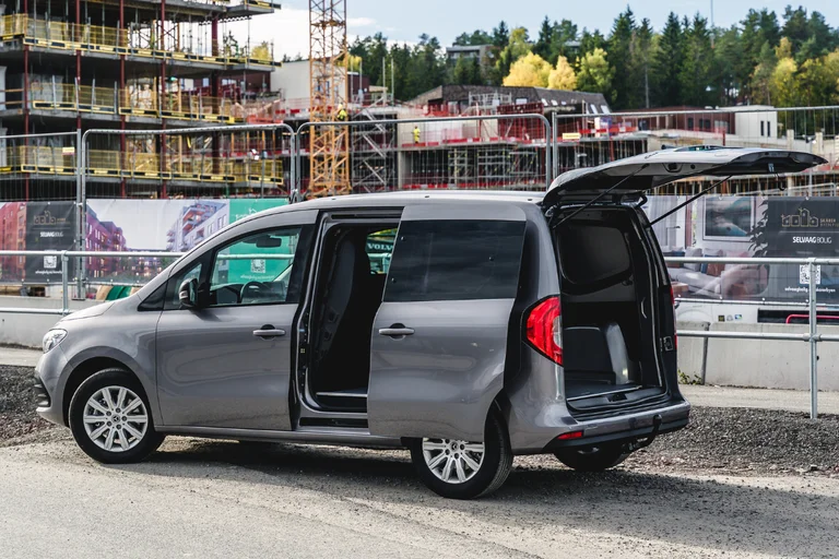 Citan varebil med åpen bakdør og sidedør.