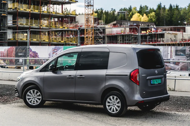 Citan 112 varebil i grå metallic på byggeplass.