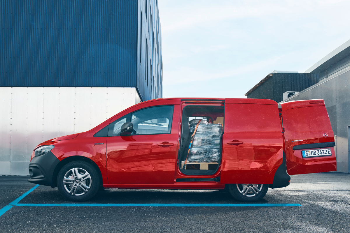 Nye eCitan sett fra siden med åpen sidedør.