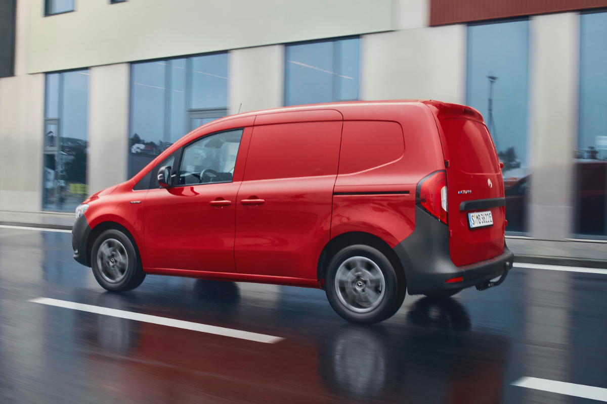 Nye eCitan i rød metallic lakk sett bakfra.