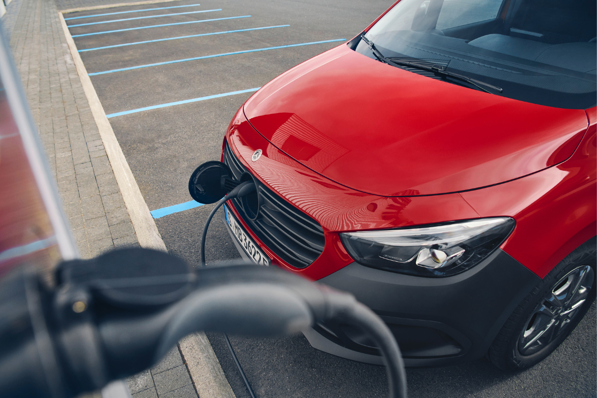 eCitan fra Mercedes-Benz parkert ved ladestasjon og lader.