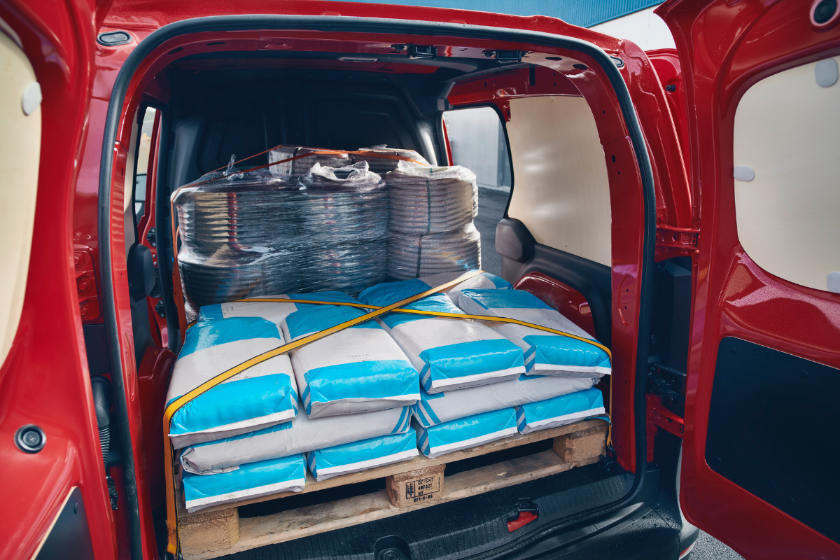 Åpne bakdører og fullt lasterom på eCitan fra Mercedes-Benz.