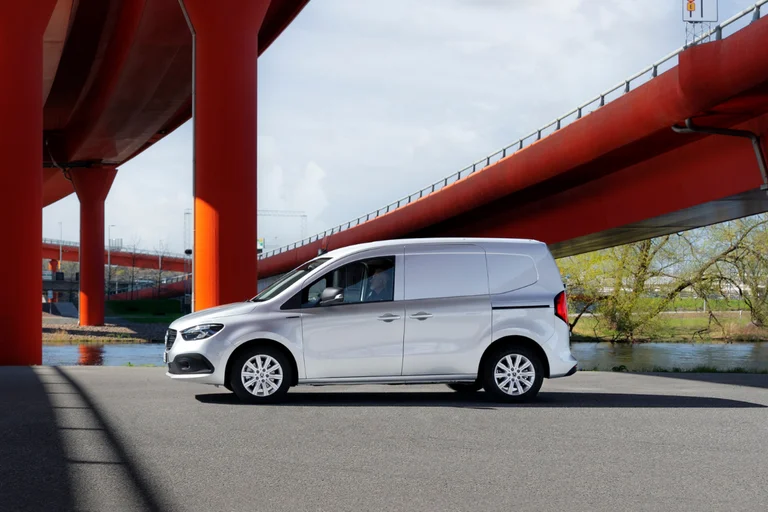 Sølvgrå elektrisk Citan varebil fra Mercedes-Benz