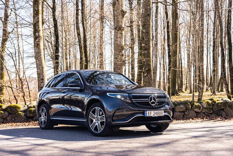 EQC fra Mercedes-EQ forfra med skog i bakgrunnen