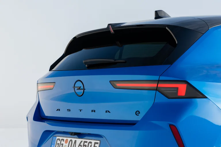 Detaljer på hekk og bak på nye Opel Astra Electric.