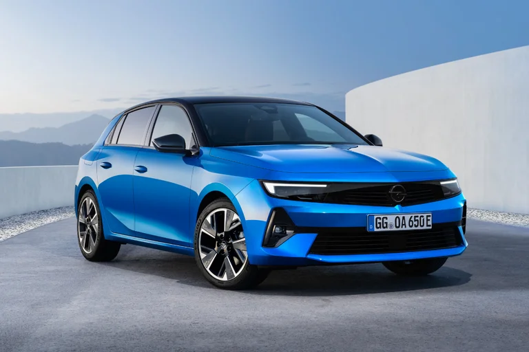 Opel Astra Electric 2023-modell sett forfra.