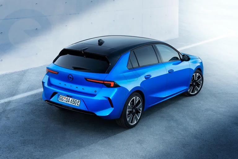 Opel Astra Electric sett bakfra.