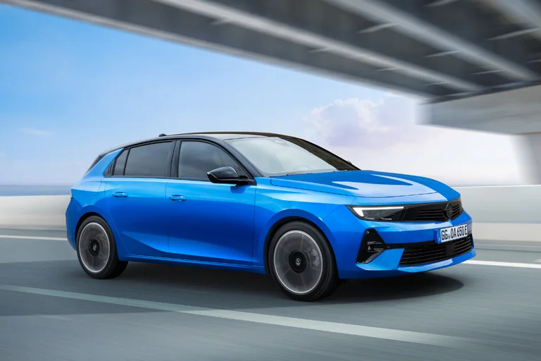 Nye Astra electric i fart sett fra siden.