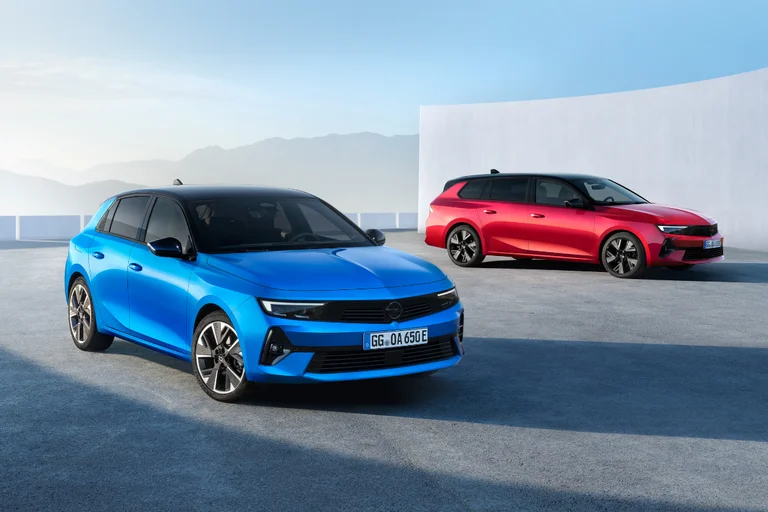 To Opel Astra electric ved siden av hverandre i blå og rød metallic lakk.