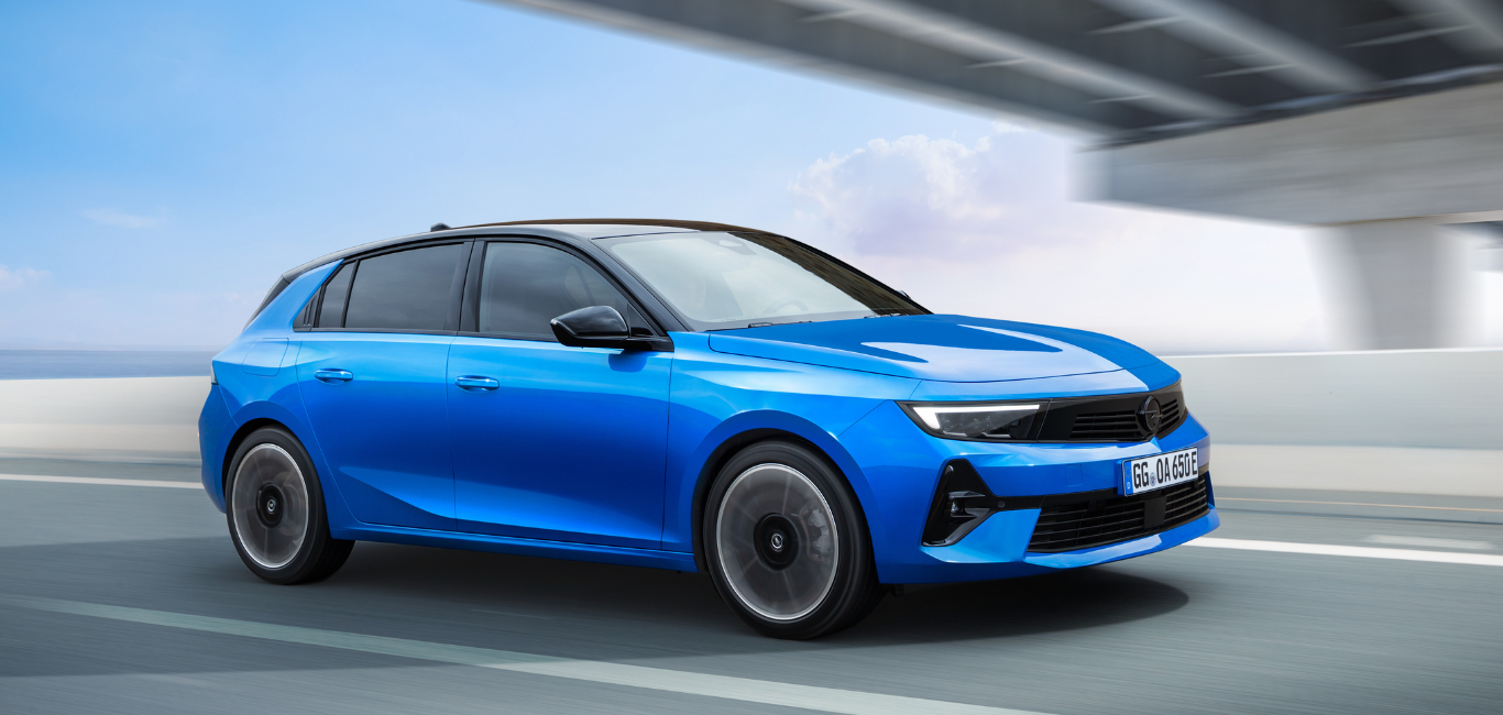 Nye Opel Astra Electric i blå metallic lakk.