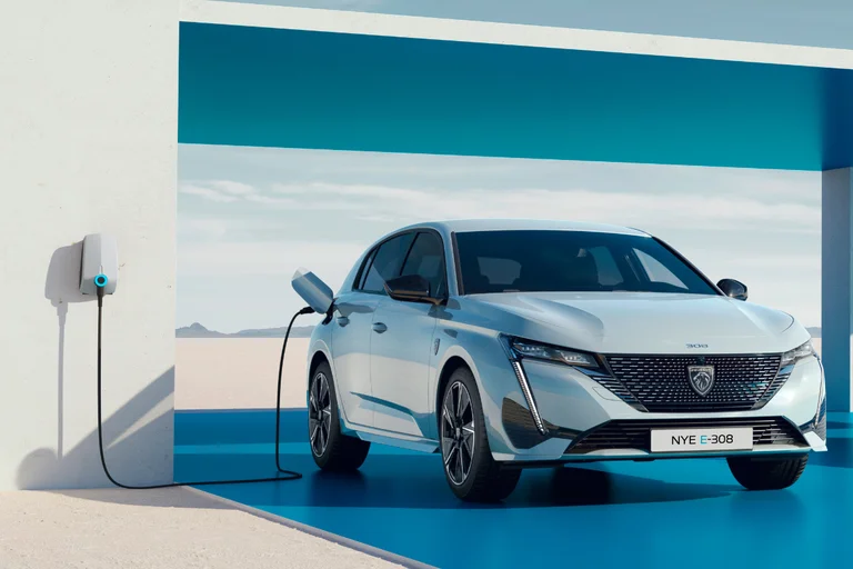 Peugeot E-308 i hvit metallic lakk sett forfra.