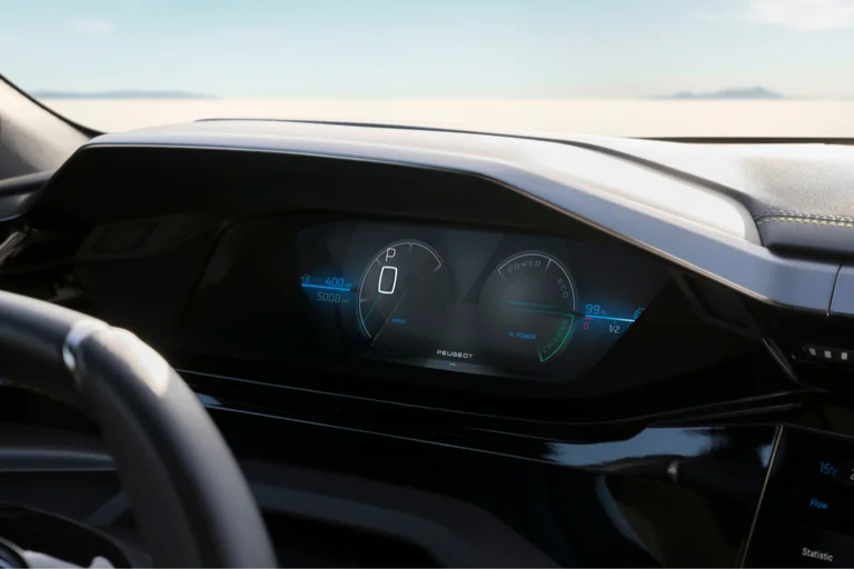 Interiør og førerdisplay i Peugeot E-308.