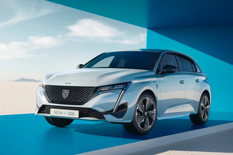 Peugeot E-308 i hvit metallic lakk.