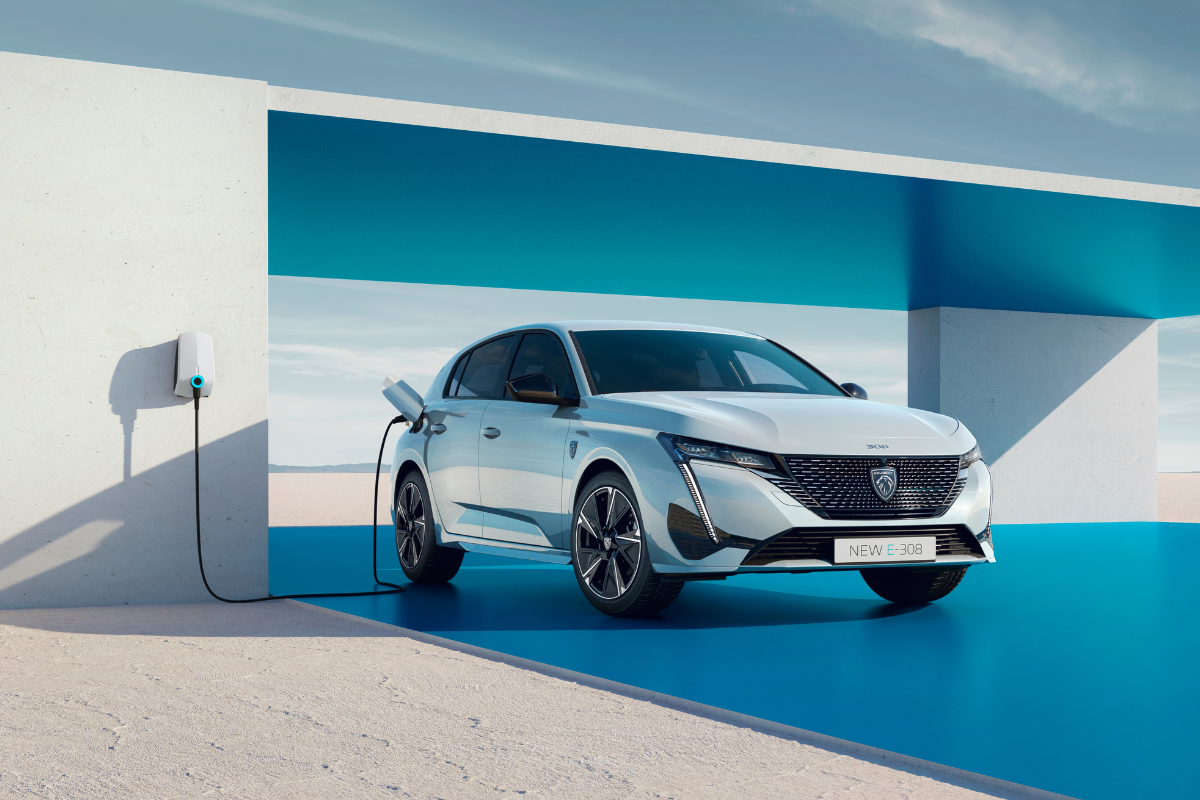 E-308 GT står til lading på blå bakgrunn.