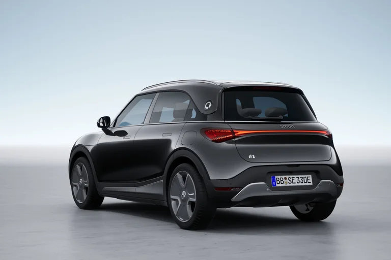 smart #1 Pulse i grå metallic lakk sett bakfra.