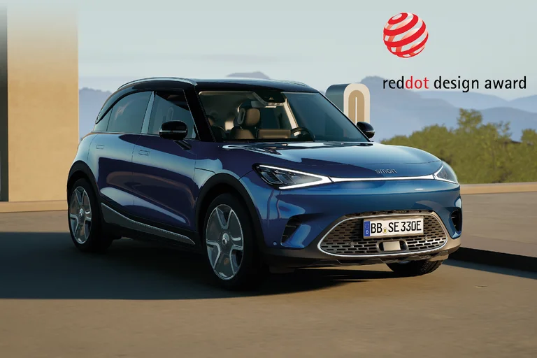 smart #1 Pulse i blå metallic lakk med Red Dot Design award-ikon.