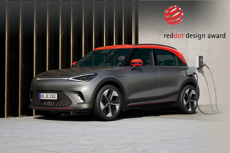 smart #1 Brabus i grå og rød metallic lakk og red dot design award-logo.