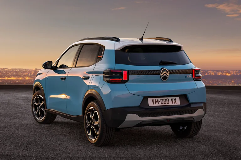 Blå Citroën ë-C3 sett bakfra.