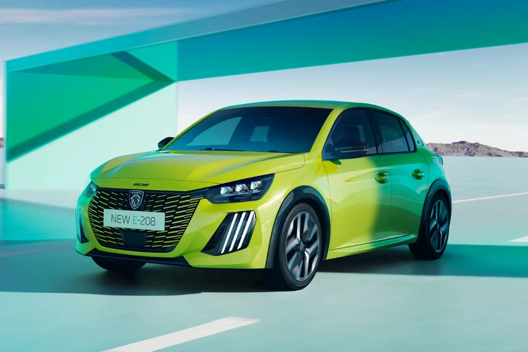 Peugeot E-208 GT sett forfra.