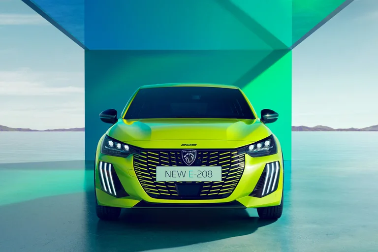 Peugeot E-208 GT i gul metallic lakk.