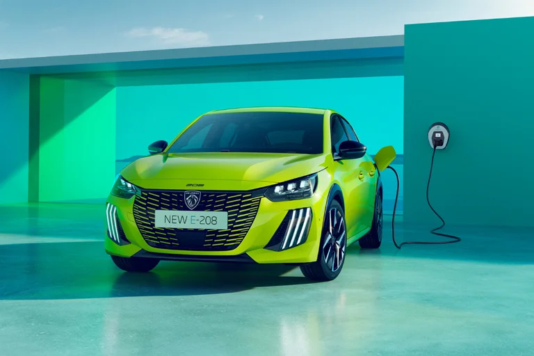 Nye Peugeot E-208 GT sett forfra som lader.
