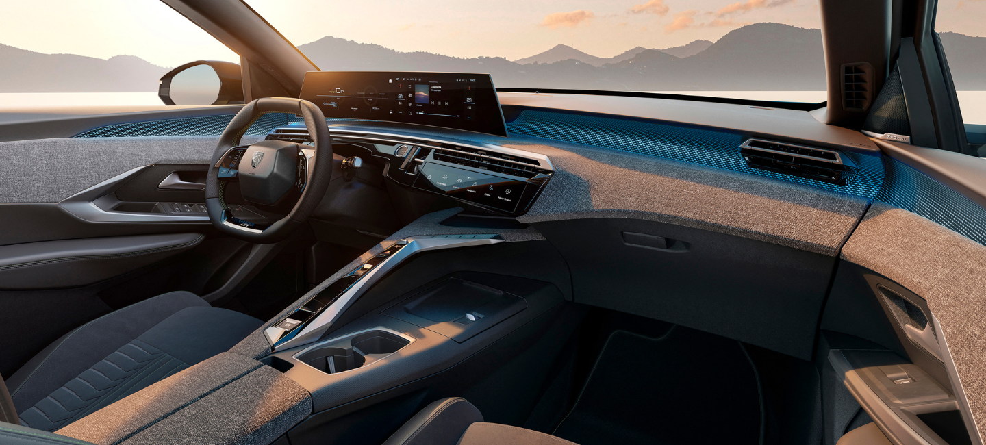 Peugeot E-3008 SUV føresetemiljø med panoramaskjerm