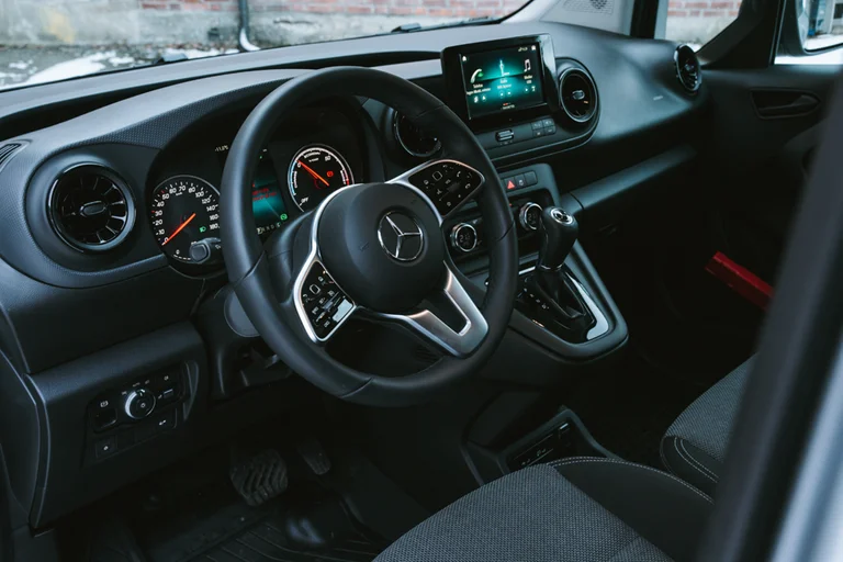 Interiør og førerposisjon i eCitan fra Mercedes-Benz.