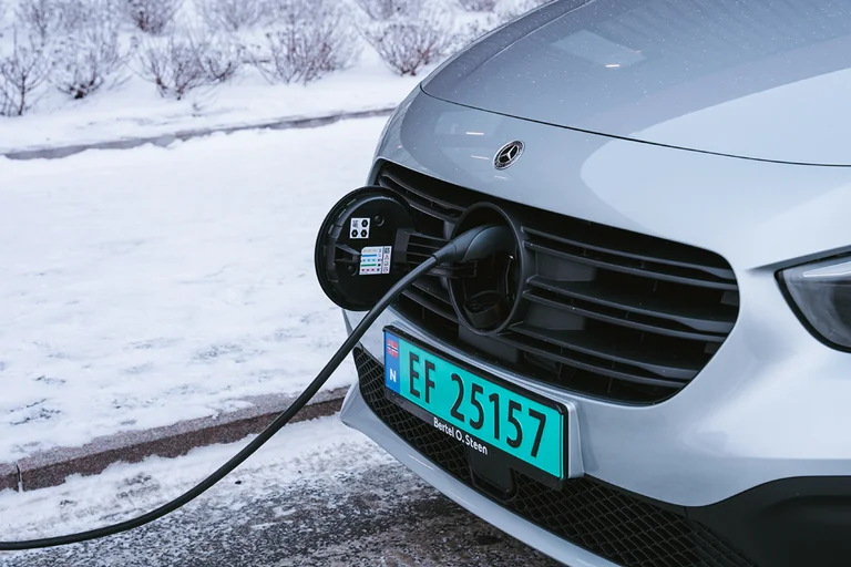 Ladeluke på eCitan fra Mercedes-Benz.