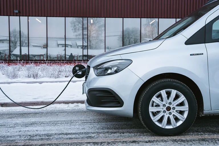 Ladeluke på eCitan fra Mercedes-Benz fra siden.