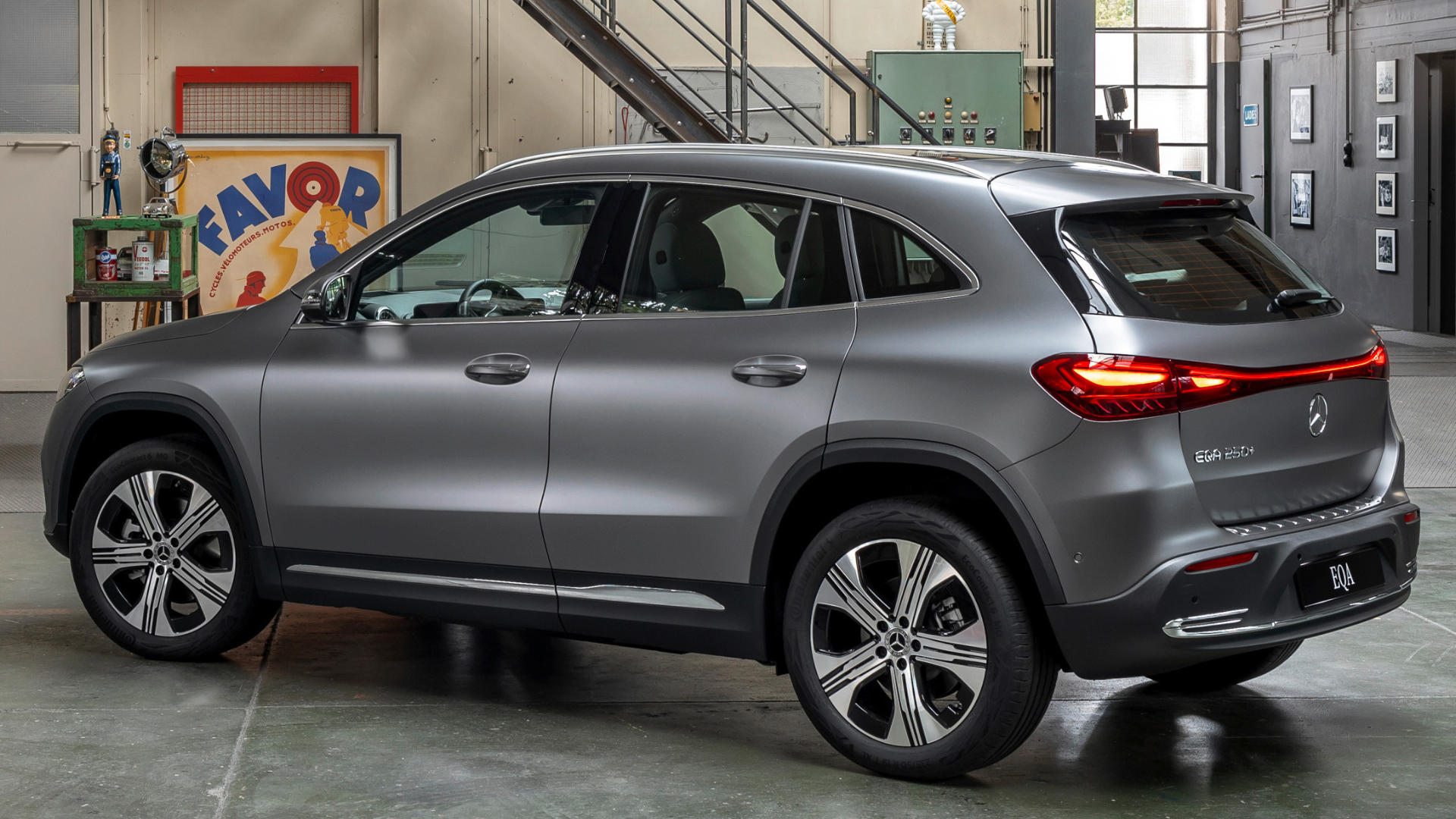 Mercedes-Benz EQA 250+ i sølvgrå metallic lakk.