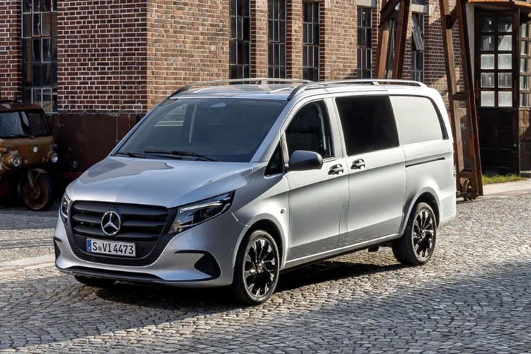 Nye Mercedes-Benz Vito 119 i grå metallic lakk.