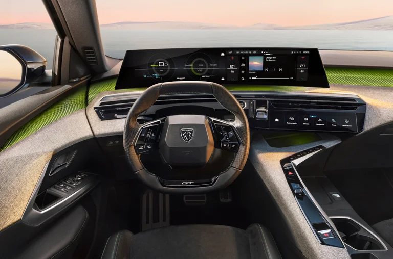 Peugeot E-5008 interiør og cockpit sett fra førerposisjon.