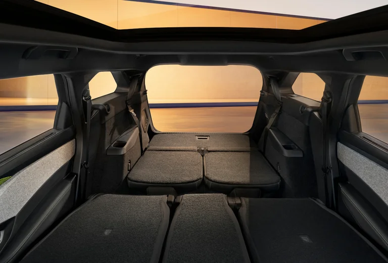 Peugeot E-5008 med nedslåtte bakseter og 748 liter bagasjeromsplass.