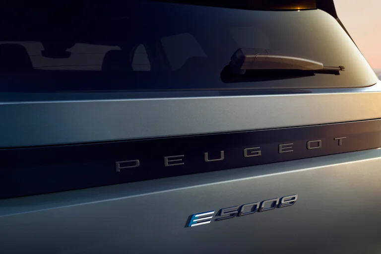 Designdetaljer av baklykter på nye Peugeot E-5008 7-seter elbil