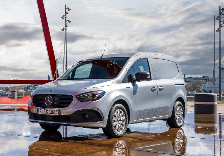 Nye eCitan A2 fra Mercedes-Benz i sølvgrå metallic lakk.