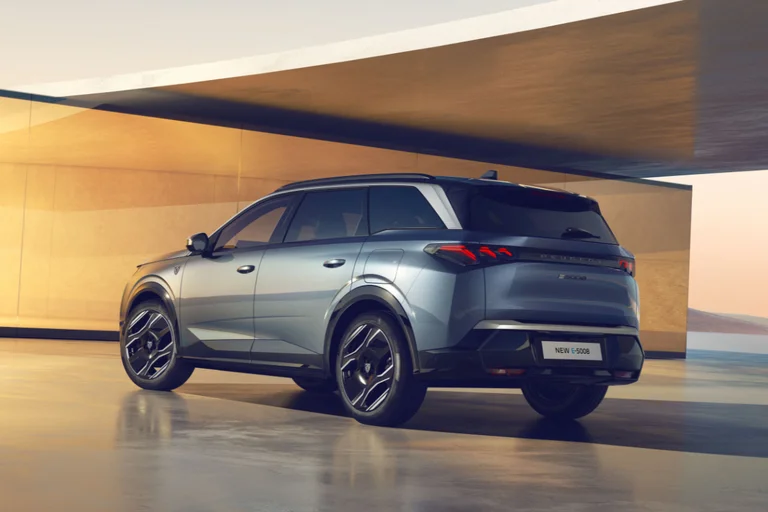 Nye Peugeot E-5008 elbil i sølvgrå