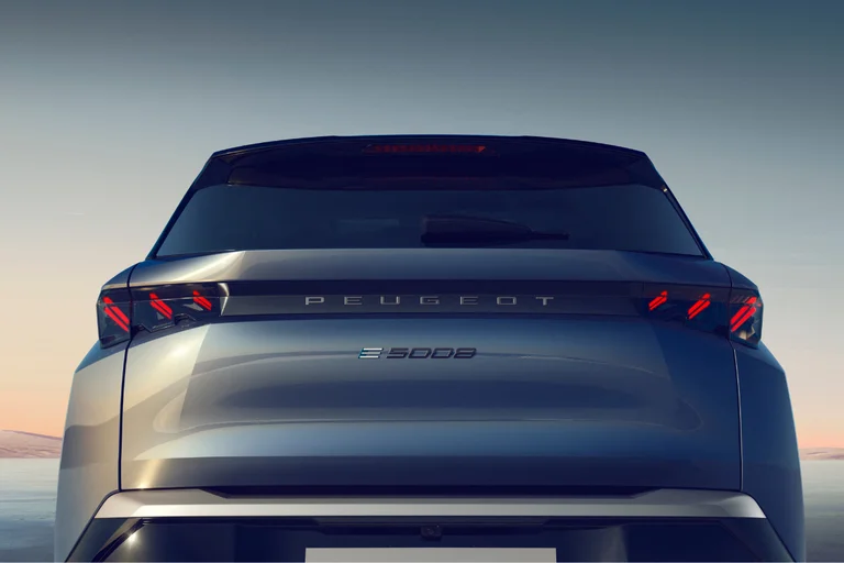 Nye Peugeot E-5008 SUV sett bakfra.