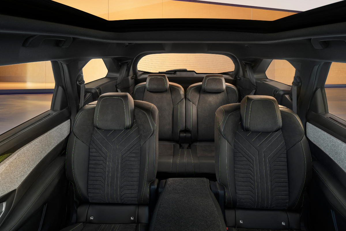 Interiør og bakseter på nye Peugeot E-5008 SUV