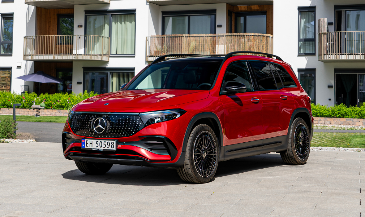 Mercedes-Benz EQB 300 4MAtic i rød metallic lakk.