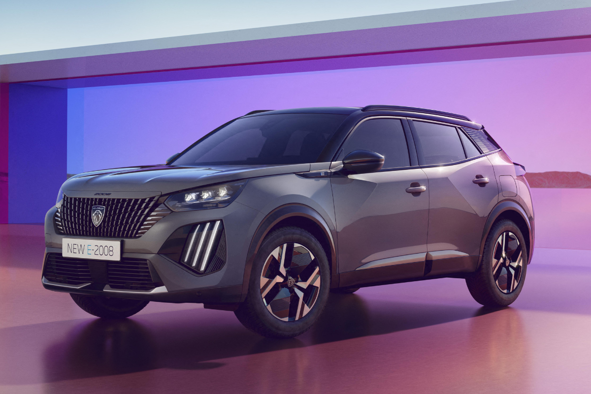 Peugeot E-2008 SUV i sølvgrå metallic lakk.