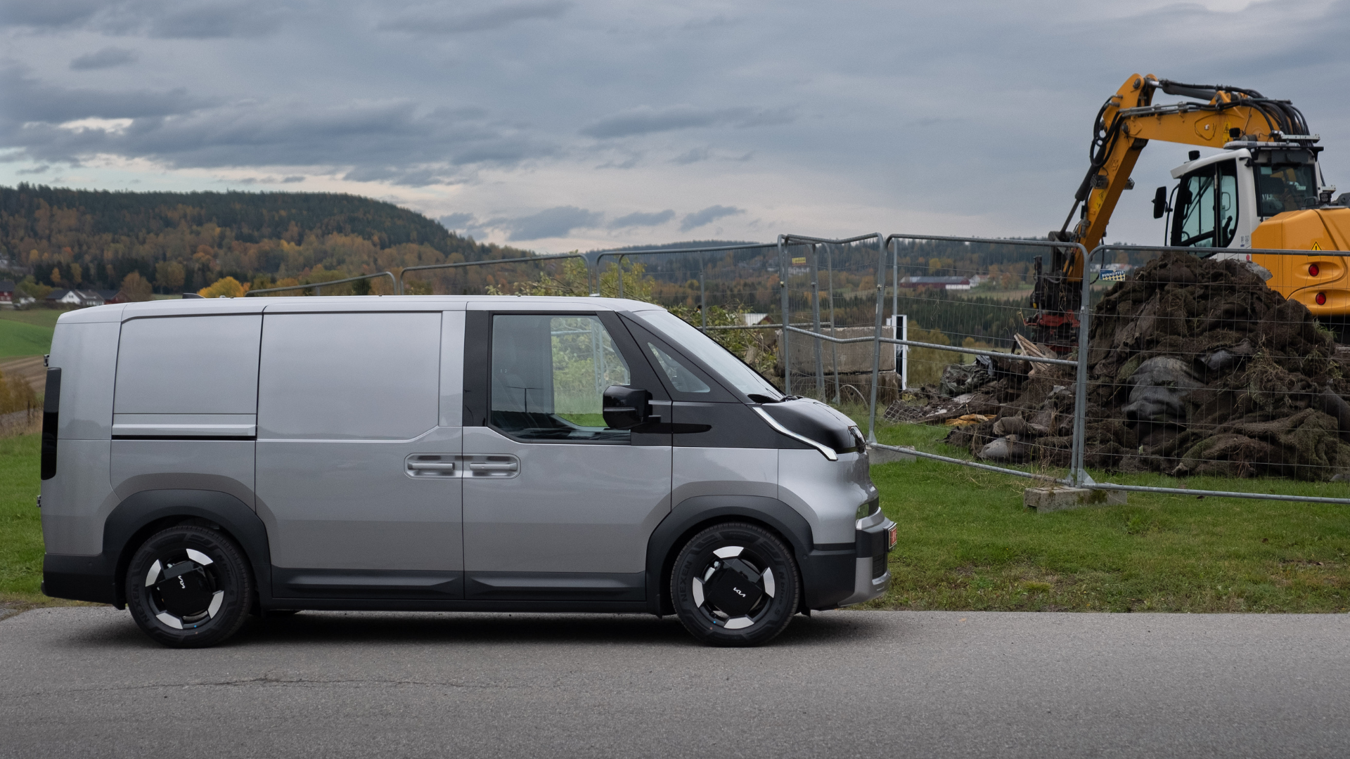Kia Pv5 varebil i grå metallic lakk