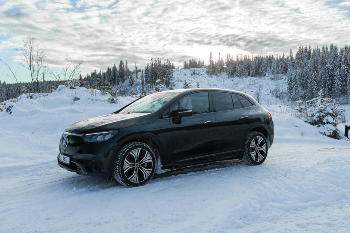 Elbilen EQE SUV fra Mercedes-BEnz med firehjulstrekk på vinterføre