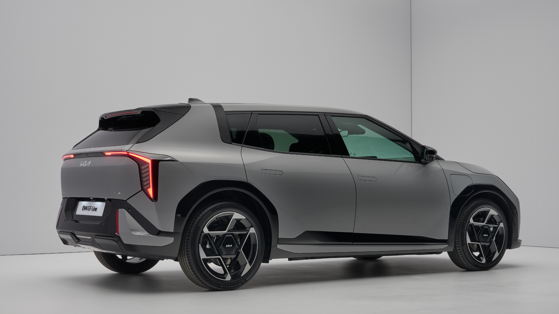 Kia EV4 i grå metallic sett fra siden