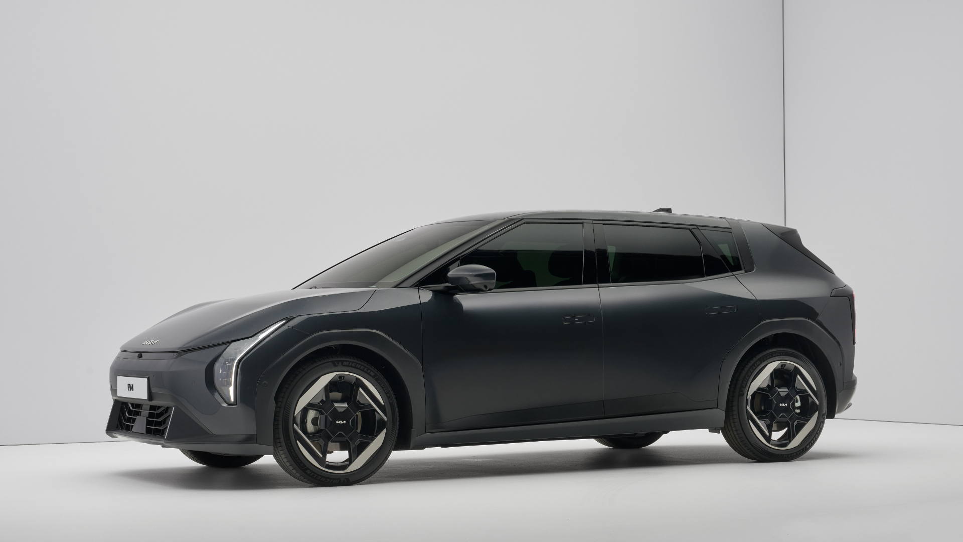 Kia EV4 kombimodell i mørk grå metallic lakk