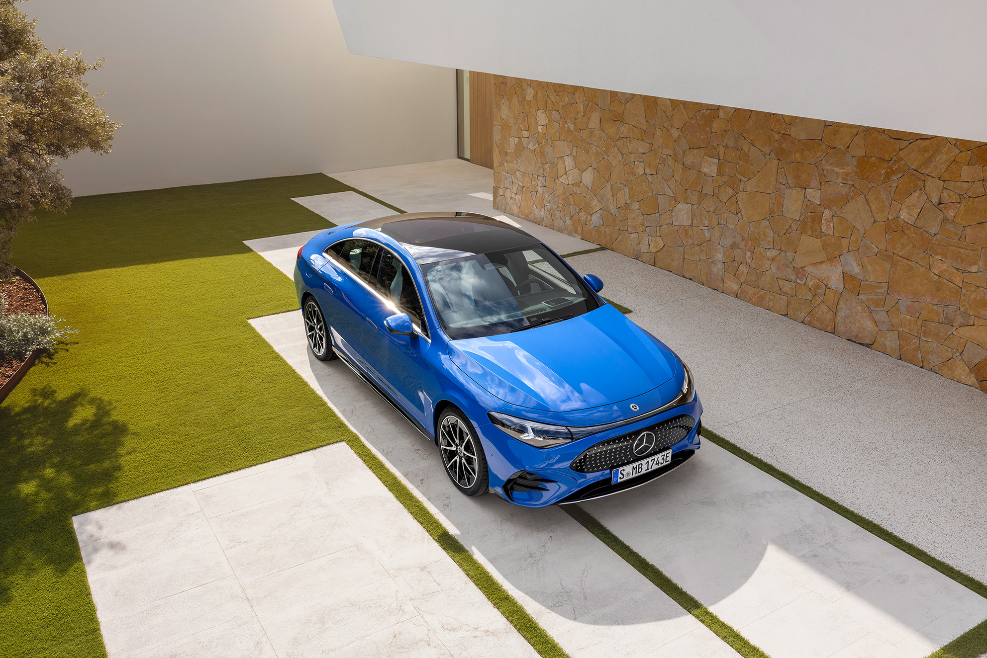 Mercedes-Benz CLA i blå lakk sett fra oven på skrå