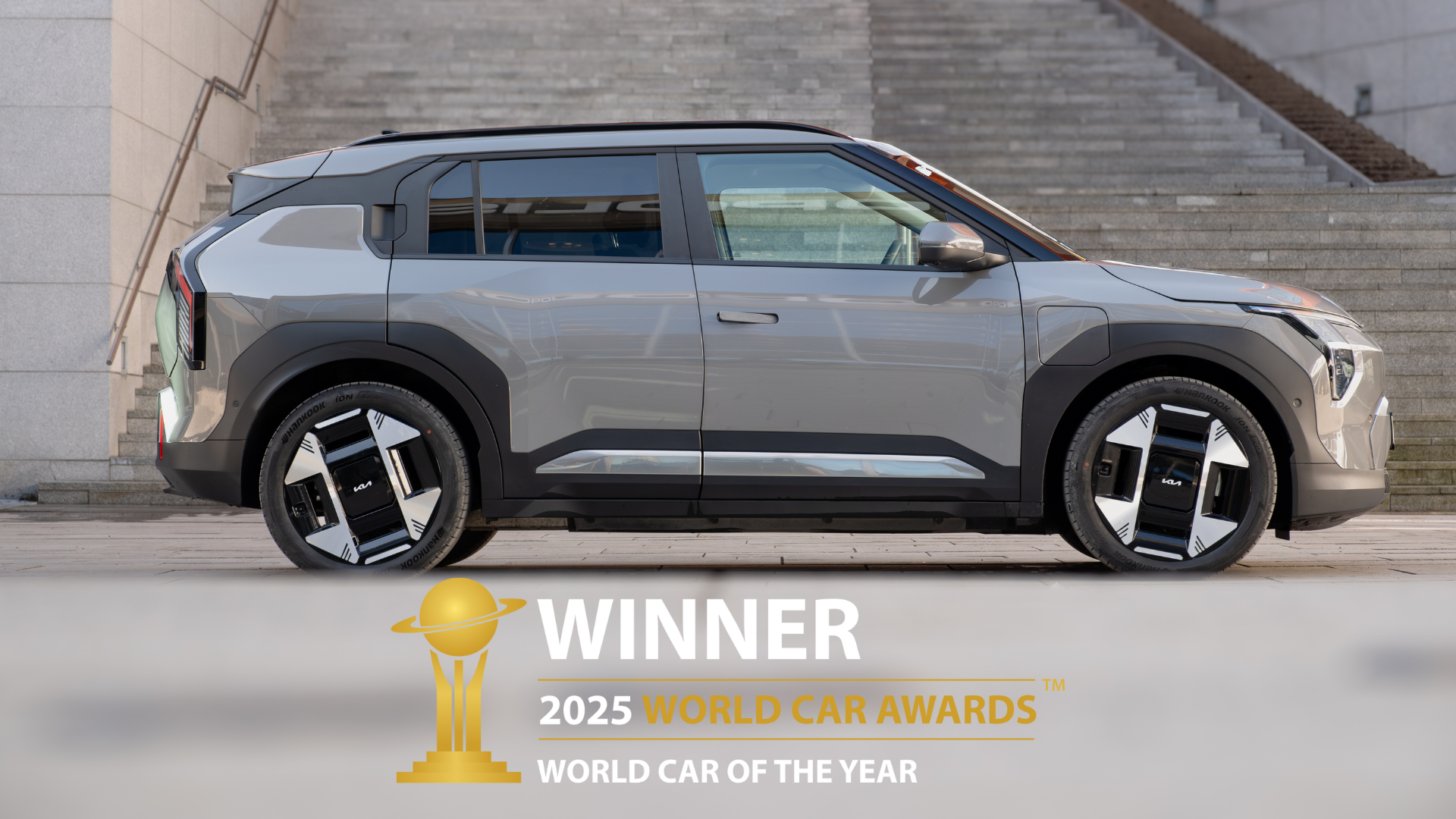 Kia Ev3 i grå metallic lakk sett fra siden